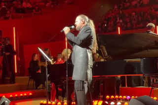 Jonathan Davis zaśpiewał klasyk Korna z... orkiestrą! Muzyk zaskoczył wizerunkiem
