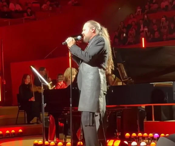 Jonathan Davis zaśpiewał klasyk Korna z... orkiestrą! Muzyk zaskoczył wizerunkiem