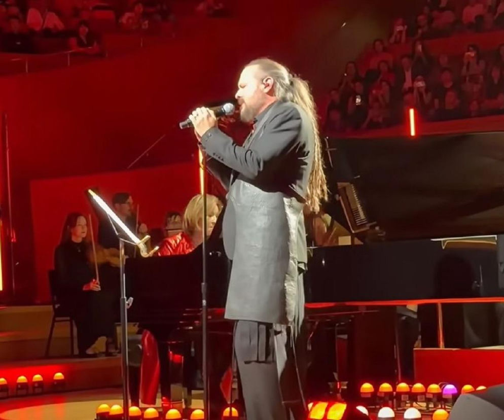 Jonathan Davis śpiewa przy akompaniamencie orkiestry i fortepianu. O nowym projekcie lidera Korn przeczytasz na EskaRock.