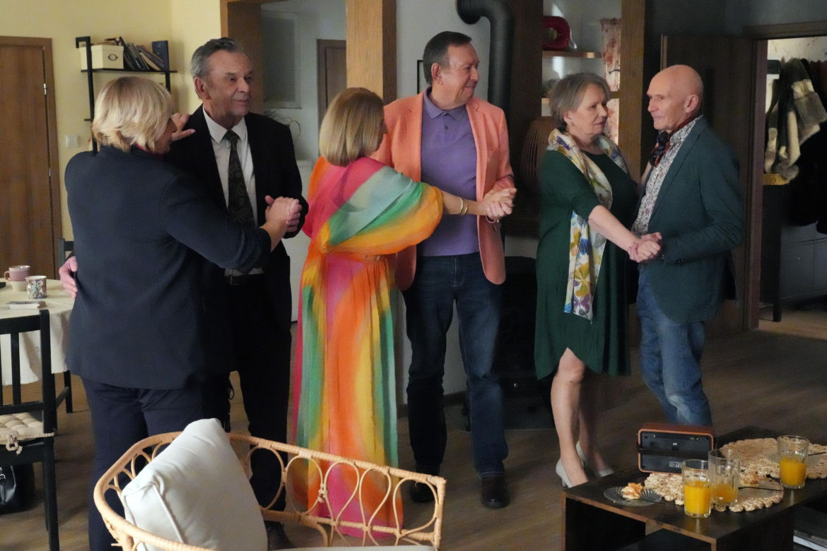 Barwy szczęścia odc. 3362. Basia (Sławomira Łozińska), Róża (Anna Gornostaj), Zdzisio (Zbigniew Buczkowski), Tolek (Marek Siudym), Czesław (Marian Jaskulski), Jola (Małgorzata Potocka)