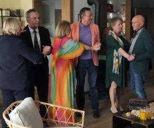 Barwy szczęścia odc. 3362. Basia (Sławomira Łozińska), Róża (Anna Gornostaj), Zdzisio (Zbigniew Buczkowski), Tolek (Marek Siudym), Czesław (Marian Jaskulski), Jola (Małgorzata Potocka)