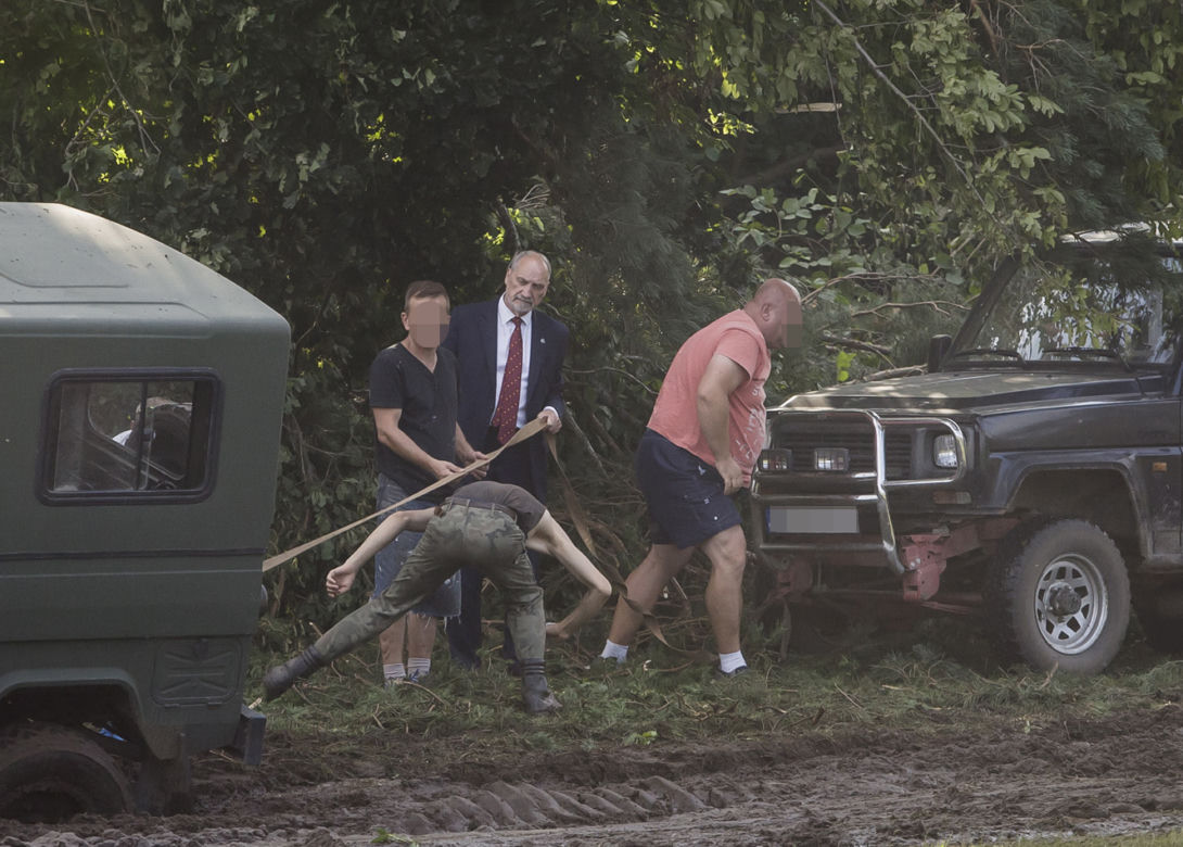 Wyciągnęli ministra z błota