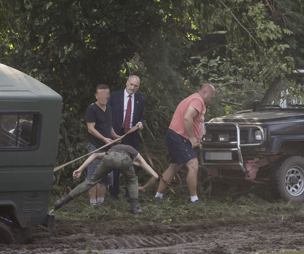 Wyciągnęli ministra z błota