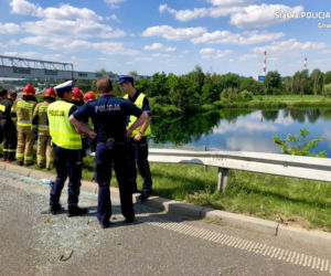 Gliwice: Okropny wypadek na DTŚ. Auto wpadło do stawu! W środku było dziecko