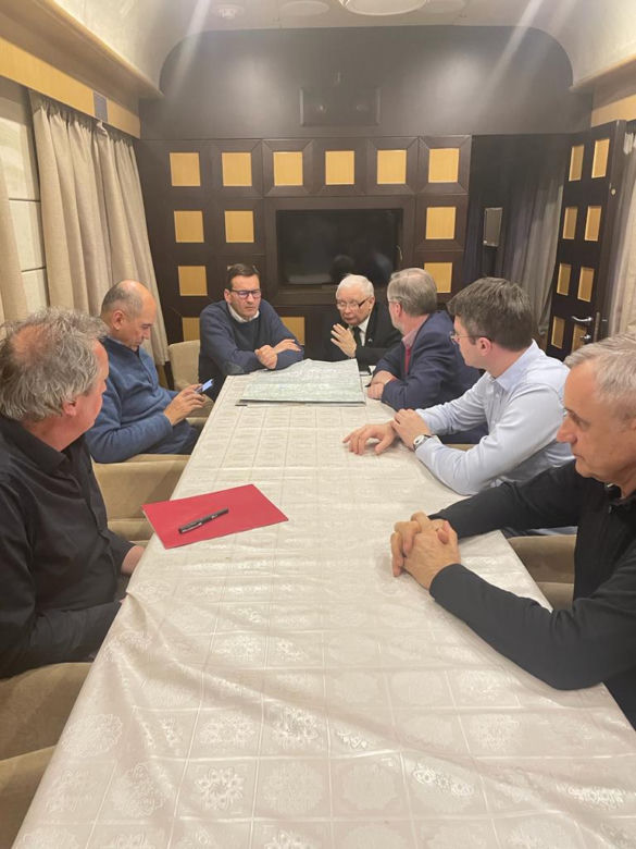 Mateusz Morawiecki i Jarosław Kaczyński w drodze do Kijowa