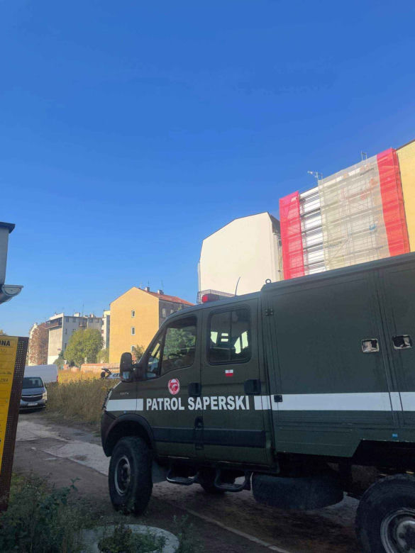 Saperzy w centrum Krakowa. Przy ul. Karmelickiej znaleziono granat i pistolet 