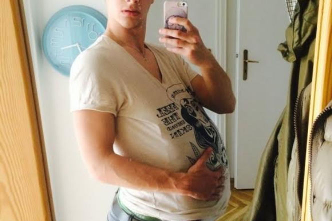 Maciej Musiał z ciążowym brzuszkiem