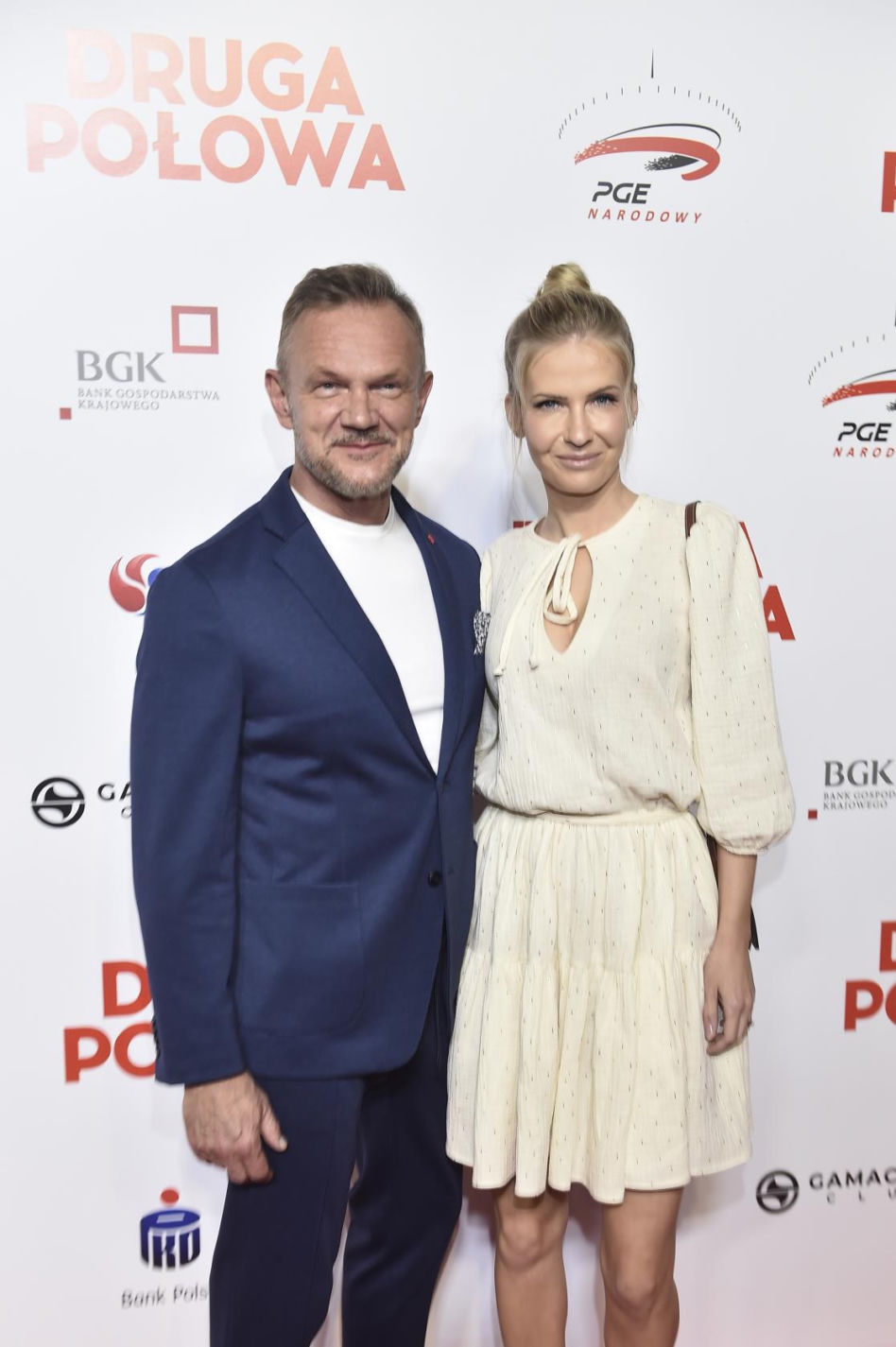 Edyta Pazura uciekła z Polski. Zamiast w sukienkę wskoczyła w kołdrę!
