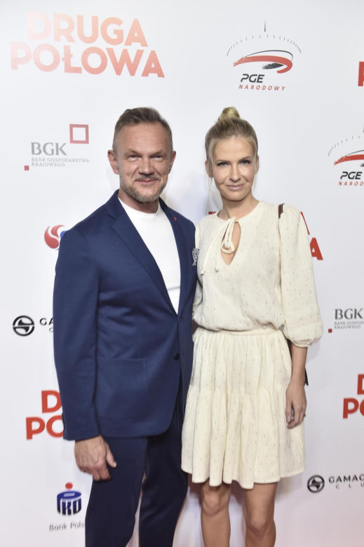 Edyta Pazura uciekła z Polski. Zamiast w sukienkę wskoczyła w kołdrę!