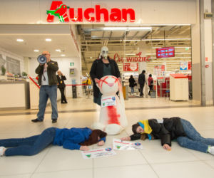Protest przed Auchan