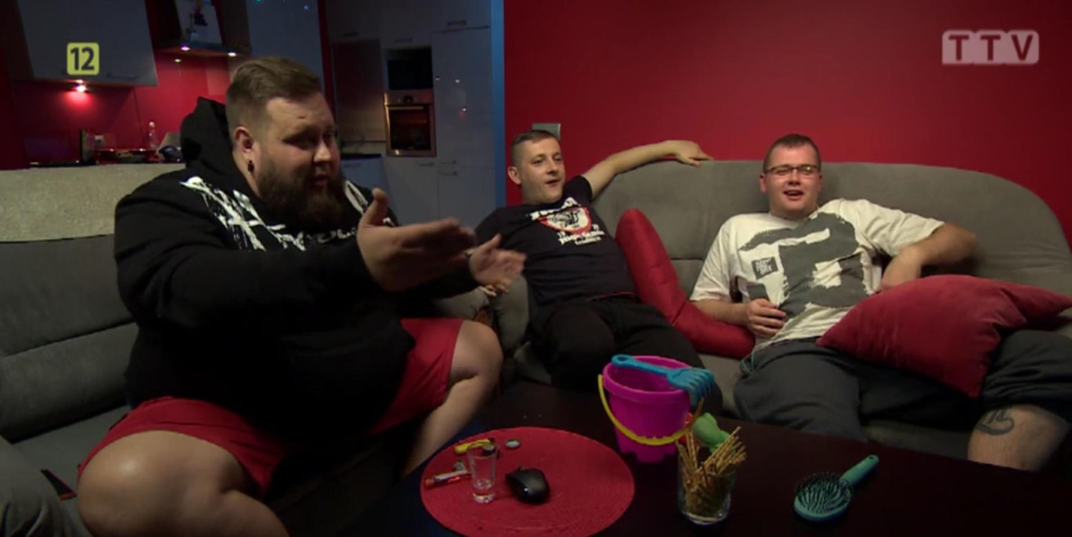 Nie do wiary, jak zmienili się uczestnicy Gogglebox. Przed telewizorem. To oni wystąpili w pierwszym odcinku!