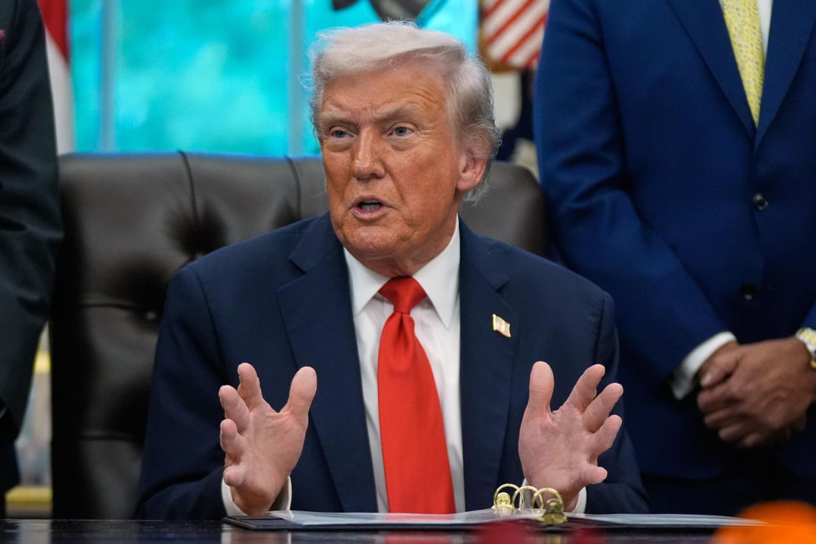 Panika pod Białym Domem. Auto sforsowało bramę. W budynku był Donald Trump!