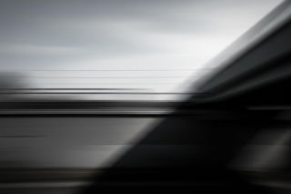 Śmiertelny wypadek na torach. Szynobus zmiażdżył koparkę, ale co dalej z pasażerami?