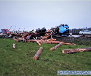 Ciężarówka z balami drewna przewróciła się na autostradzie pod Wrocławiem