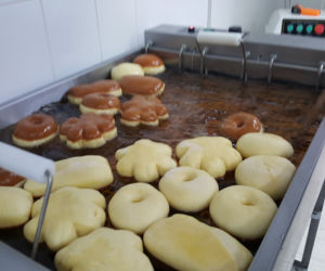 Cukiernie smażą pączki przed Tłustym Czwartkiem