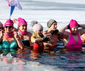 Różowe morsowanie idealne na pomaganie. Trzy Stawy opanowali amatorzy zimnych kąpieli