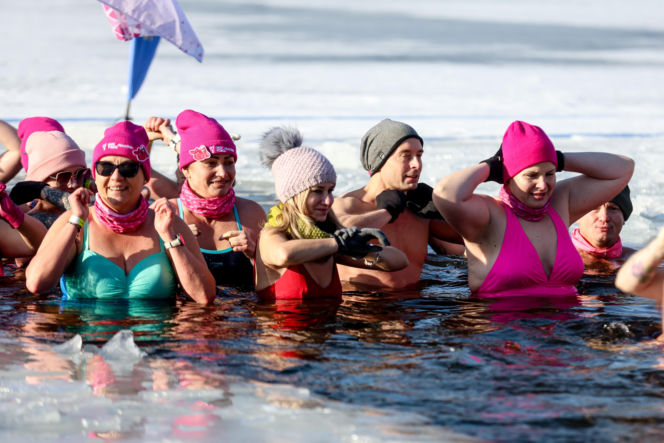 Różowe morsowanie idealne na pomaganie. Trzy Stawy opanowali amatorzy zimnych kąpieli