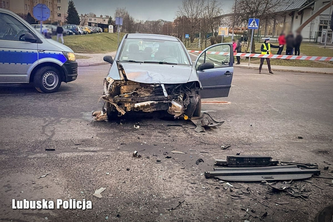 Przerażający wypadek w Żaganiu. 18-latka z Żagania zignorowała znak "stop" [ZDJĘCIA].