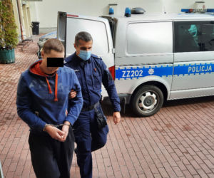 Zastraszyli śrubokrętem, próbowali zabrać broń policjantom