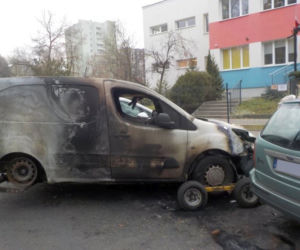 Wraki samochodów zalewają Warszawę