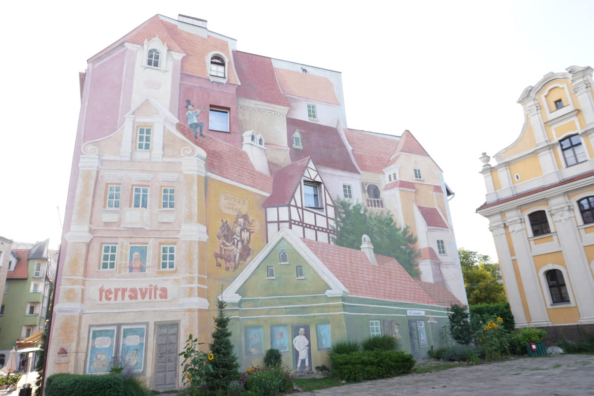 To najsłynniejszy mural w Poznaniu. Jest wizytówką zabytkowej dzielnicy