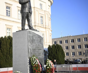 Piotr Gliński składa kwiaty w rocznicę katastrofy smoleńskiej