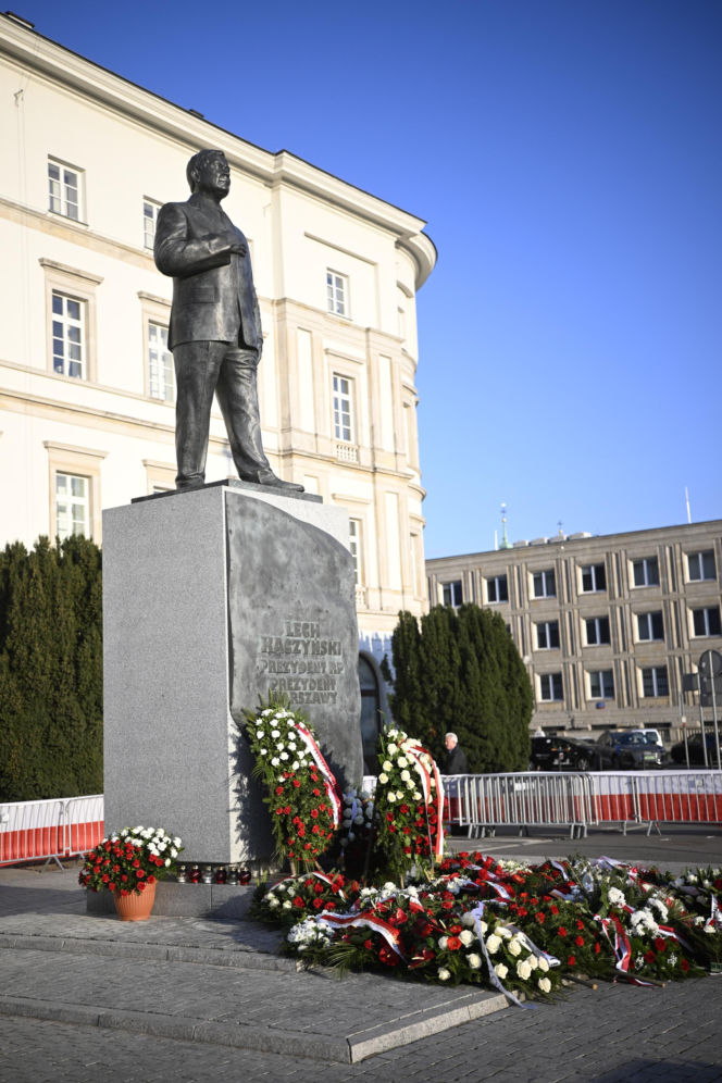 Piotr Gliński składa kwiaty w rocznicę katastrofy smoleńskiej