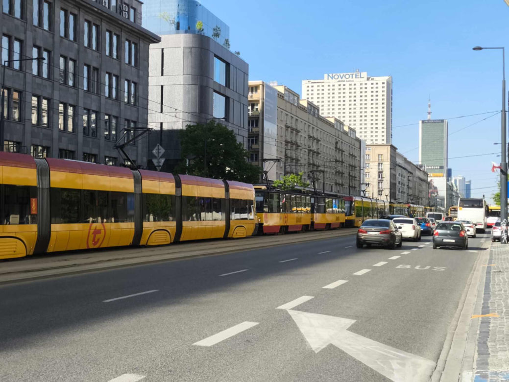 Zderzenie tramwajów w centrum Warszawy. 13 osób rannych, ruch tramwajowy wstrzymany