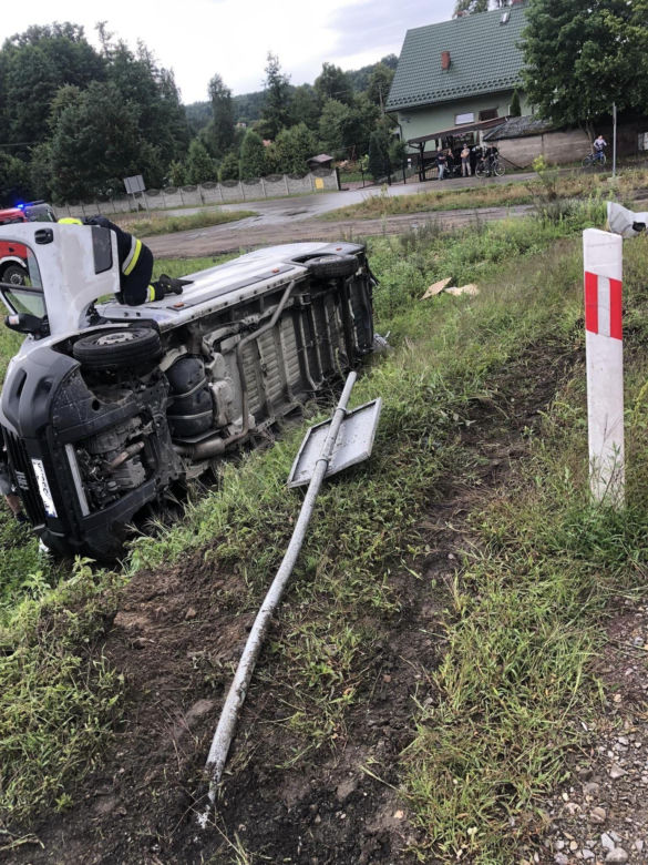 Na przejeździe kolejowym w Wąchocku pociąg uderzył w busa