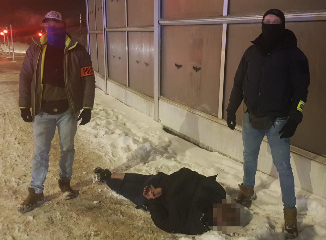 Z siekierami napadali na lokale z automatami do gier. Policjanci powalili ich na śnieg