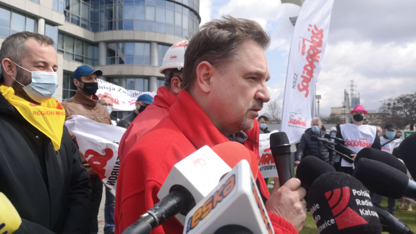 Gorąco pod siedzibą Tauronu. Związkowcy sprzeciwiają podziałowi spółki: "Sasin i Soboń odlecieli!" [ZDJĘCIA, WIDEO]