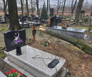 Wichura zdemolowała stołeczne nekropolie. Kompletna ruina na cmentarzach 