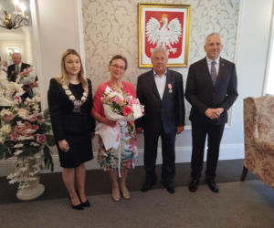 Pamiątkowe medale, legitymacje i kwiaty z okazji 50-lecia pożycia małżeńskiego odebrało w Siedlcach osiem par