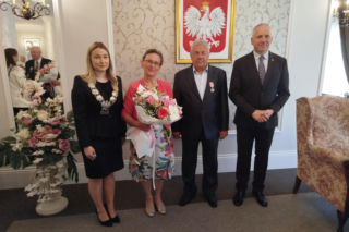 Pamiątkowe medale, legitymacje i kwiaty z okazji 50-lecia pożycia małżeńskiego odebrało w Siedlcach osiem par
