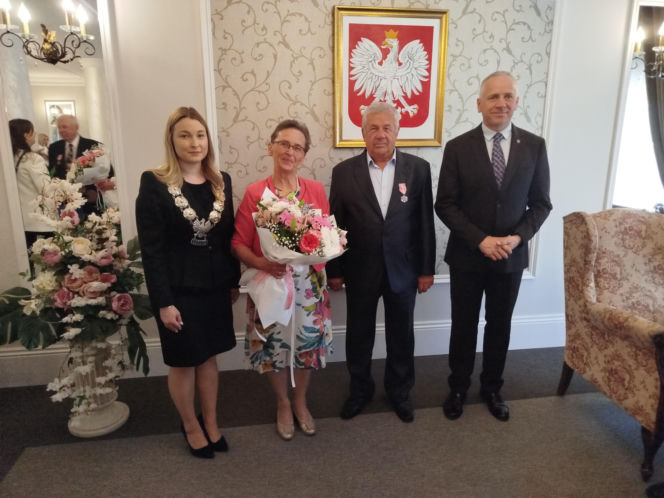 Pamiątkowe medale, legitymacje i kwiaty z okazji 50-lecia pożycia małżeńskiego odebrało w Siedlcach osiem par