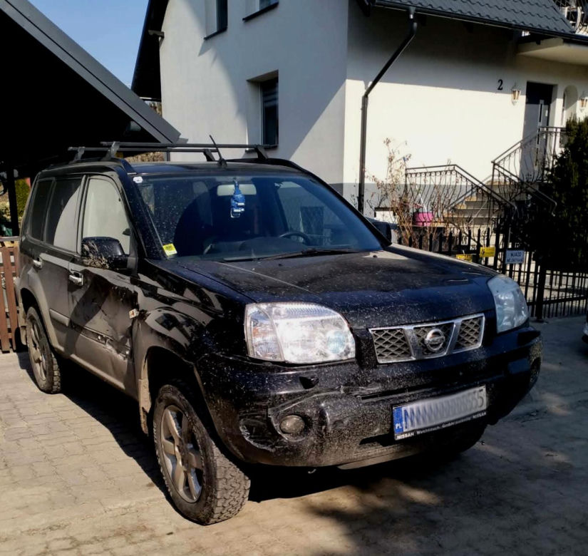 Nie zaciągnął ręcznego, auto stoczyło się i wjechało w siłownię