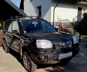 Nie zaciągnął ręcznego, auto stoczyło się i wjechało w siłownię