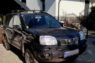 Nie zaciągnął ręcznego, auto stoczyło się i wjechało w siłownię