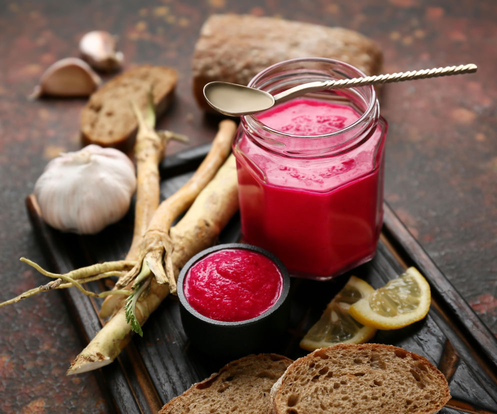 Wyrazista, lekko ostra i naturalnie słodka – domowa ćwikła z chrzanem to dodatek, który potrafi odmienić każde świąteczne danie. Prosty skład, szybkie przygotowanie i smak, do którego chce się wracać