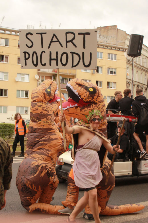 Studenci opanowali Wrocław. Pochód juwenaliowy przeszedł ulicami miasta. Było śpiewająco! [ZDJĘCIA]