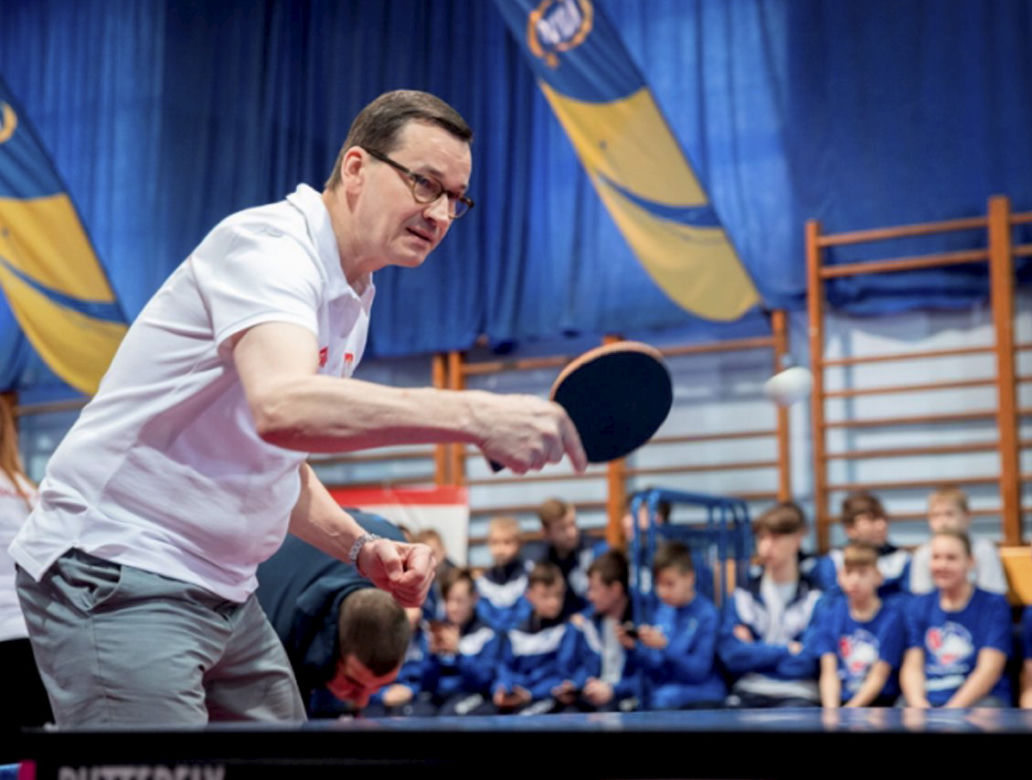 Premier Mateusz Morawiecki na treningu tenisa stołowego dzieci w Bydgoszczy
