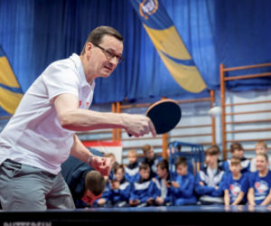 Premier Mateusz Morawiecki na treningu tenisa stołowego dzieci w Bydgoszczy