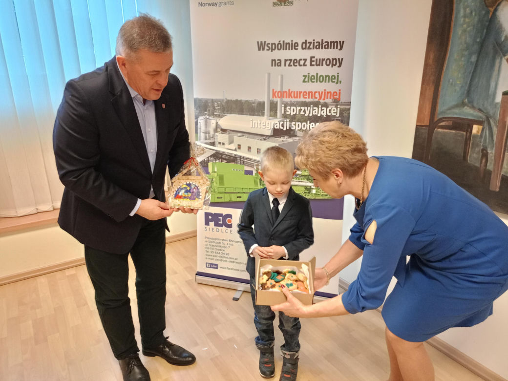 Podsumowanie konkursu na bożonarodzeniową kartkę świąteczną z recyklingu odbyło się w siedzibie Przedsiębiorstwa Energetycznego w Siedlcach