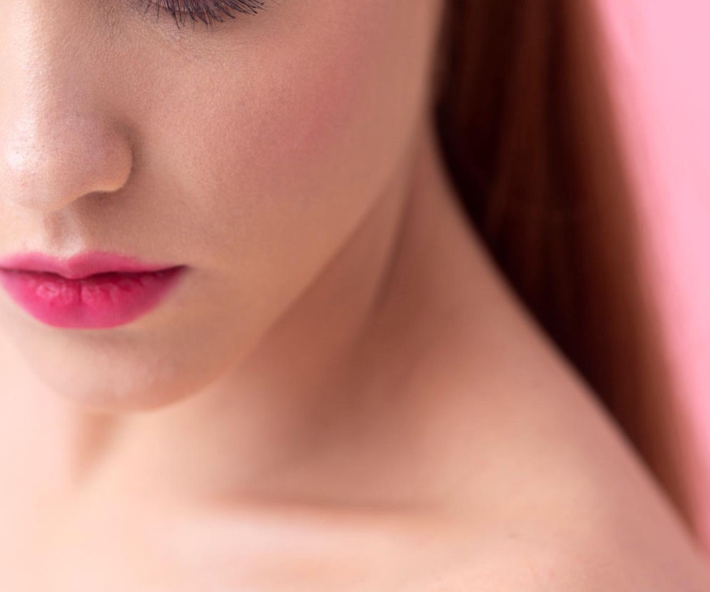 Jesienne trendy w makijażu. Te kolory na ustach i powiekach będą świetnym dopełnieniem ciepłej garderoby