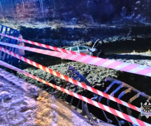 Samochód wpadł do rzeki. Trzy osoby trafiły do szpitala