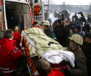 Zbigniew Nowak uratowany. Ratownicy wynoszą go z kopalni Halemba