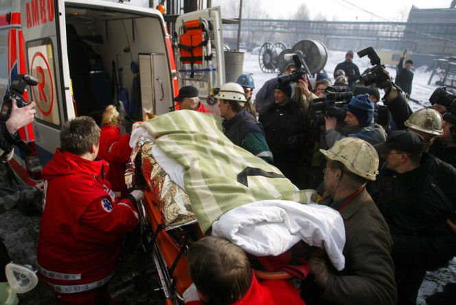 Zbigniew Nowak uratowany. Ratownicy wynoszą go z kopalni Halemba