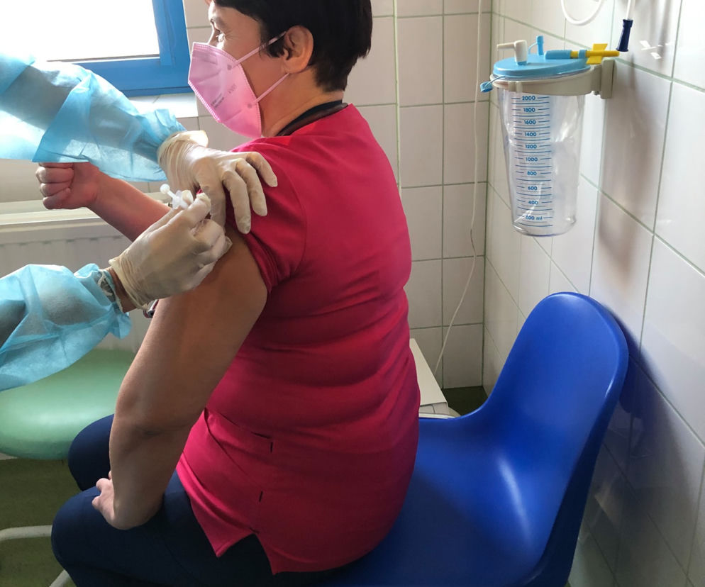 Koronawirus: Ruszyły szczepienia w szpitalach w Bełchatowie i województwie łódzkim 