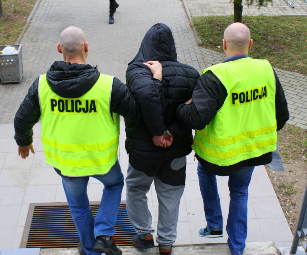 Wypił piwo i rzucił butelką w… auto policjanta