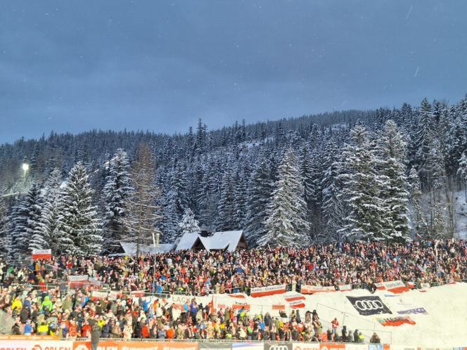 Tłumy kibiców pod Wielką Krokwią w Zakopanem